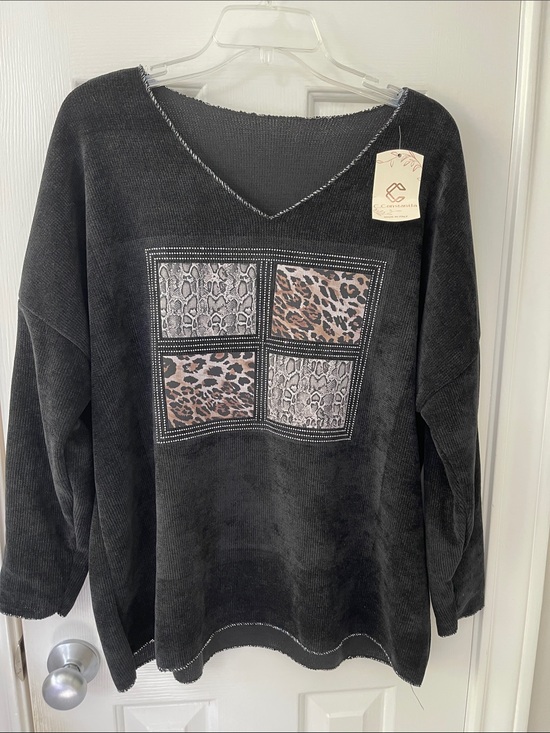 Sweaters - Cozy Black Animal-Print Panel V-Neck Sweater made in Italy